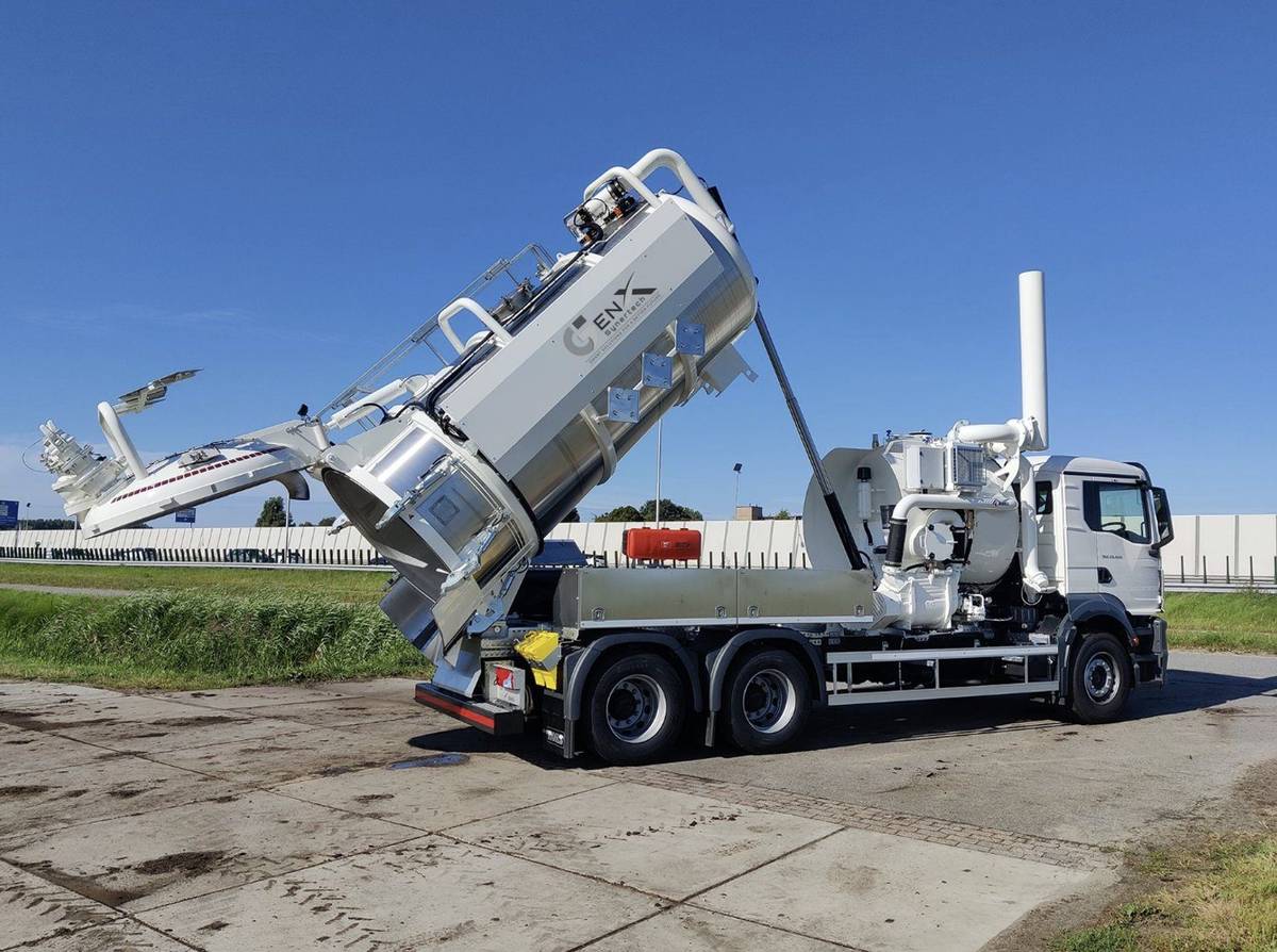 Vacuum truck hydraulic rear door